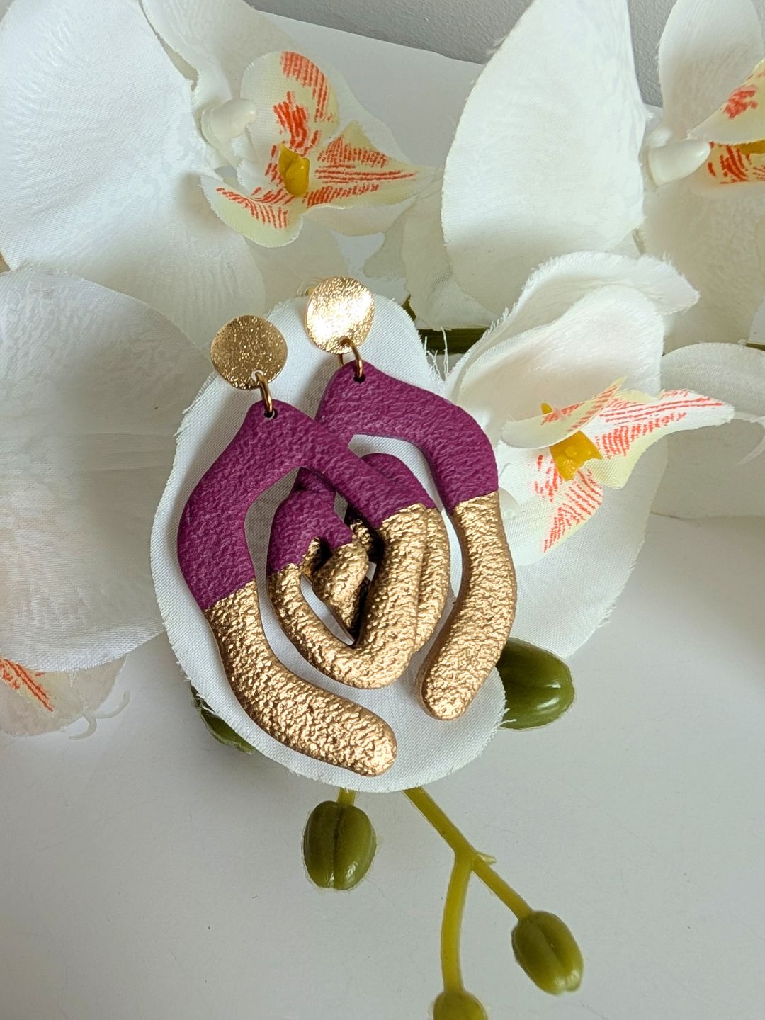 Tribal spiral earrings "Ehecatl" - Polymer clay, brass and stainless steel - Gold plated - Hypoallergenic - Fuchsia  & gold
