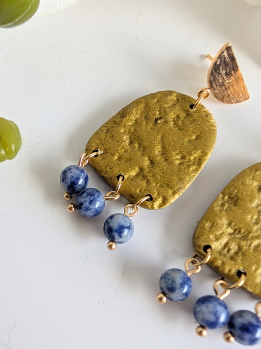 Handmade earrings "Chalchi' - Pre-Columbian inspiration - Gold polymer clay, sodalite & gold-plated brass - 5 cm long