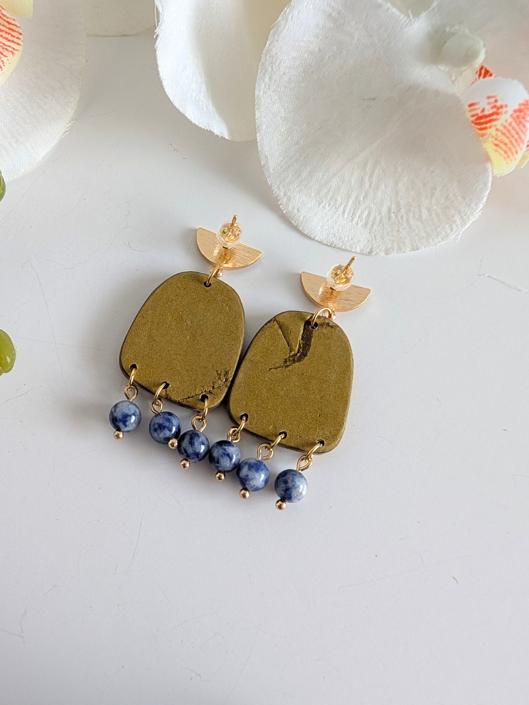 Handmade earrings "Chalchi' - Pre-Columbian inspiration - Gold polymer clay, sodalite & gold-plated brass - 5 cm long