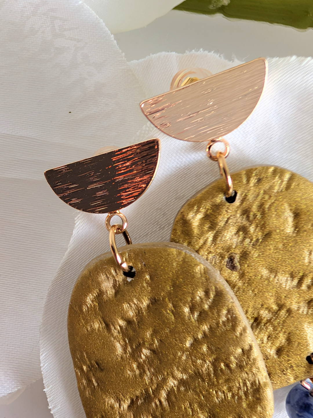Handmade earrings "Chalchi' - Pre-Columbian inspiration - Gold polymer clay, sodalite & gold-plated brass - 5 cm long