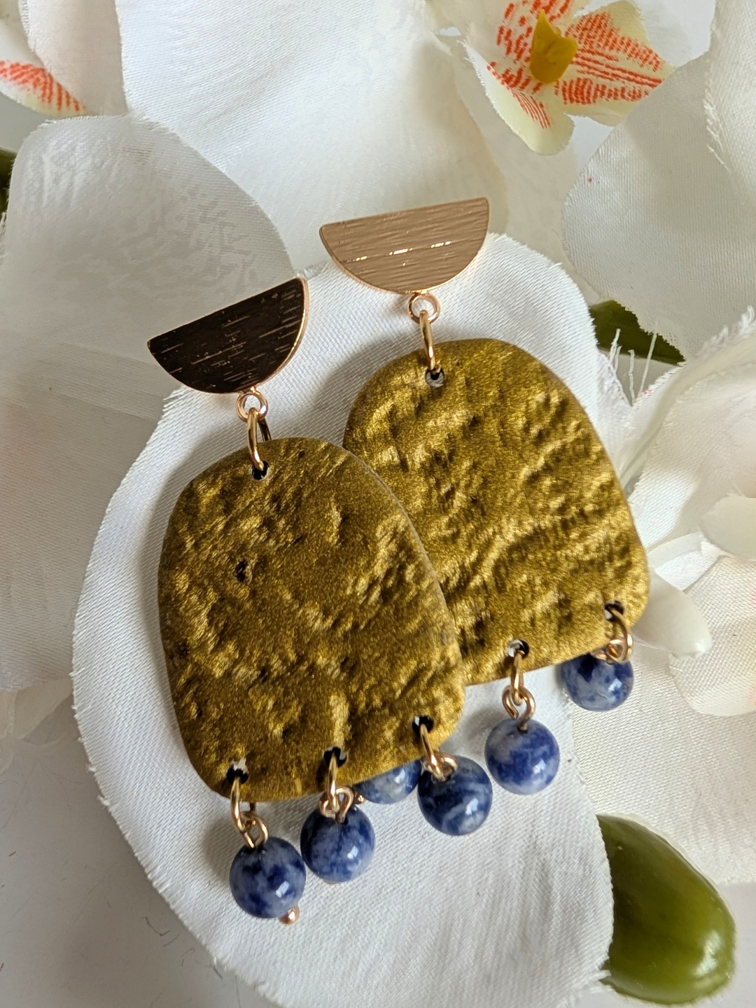 Handmade earrings "Chalchi' - Pre-Columbian inspiration - Gold polymer clay, sodalite & gold-plated brass - 5 cm long