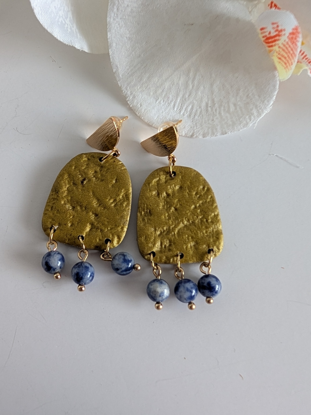 Handmade earrings "Chalchi' - Pre-Columbian inspiration - Gold polymer clay, sodalite & gold-plated brass - 5 cm long