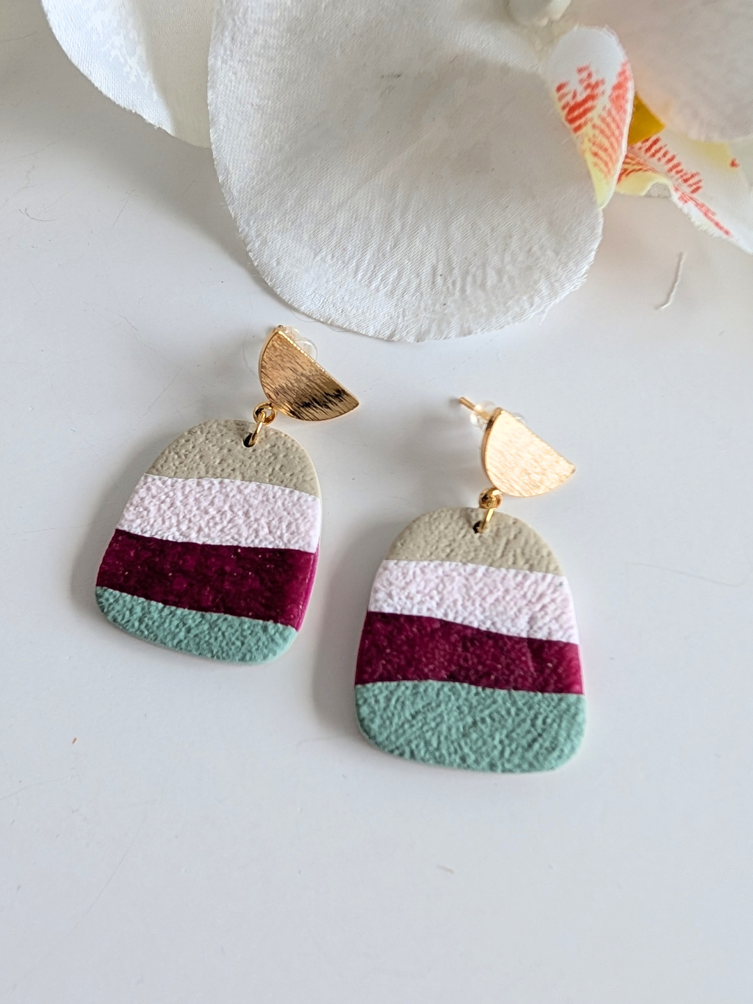 Earrings "Killa"  – Polymer Clay – Pre-Columbian Bohemian Jewelry in Pink, Green & Sand – Gold-Plated Brass and Steel – Petal or Arch