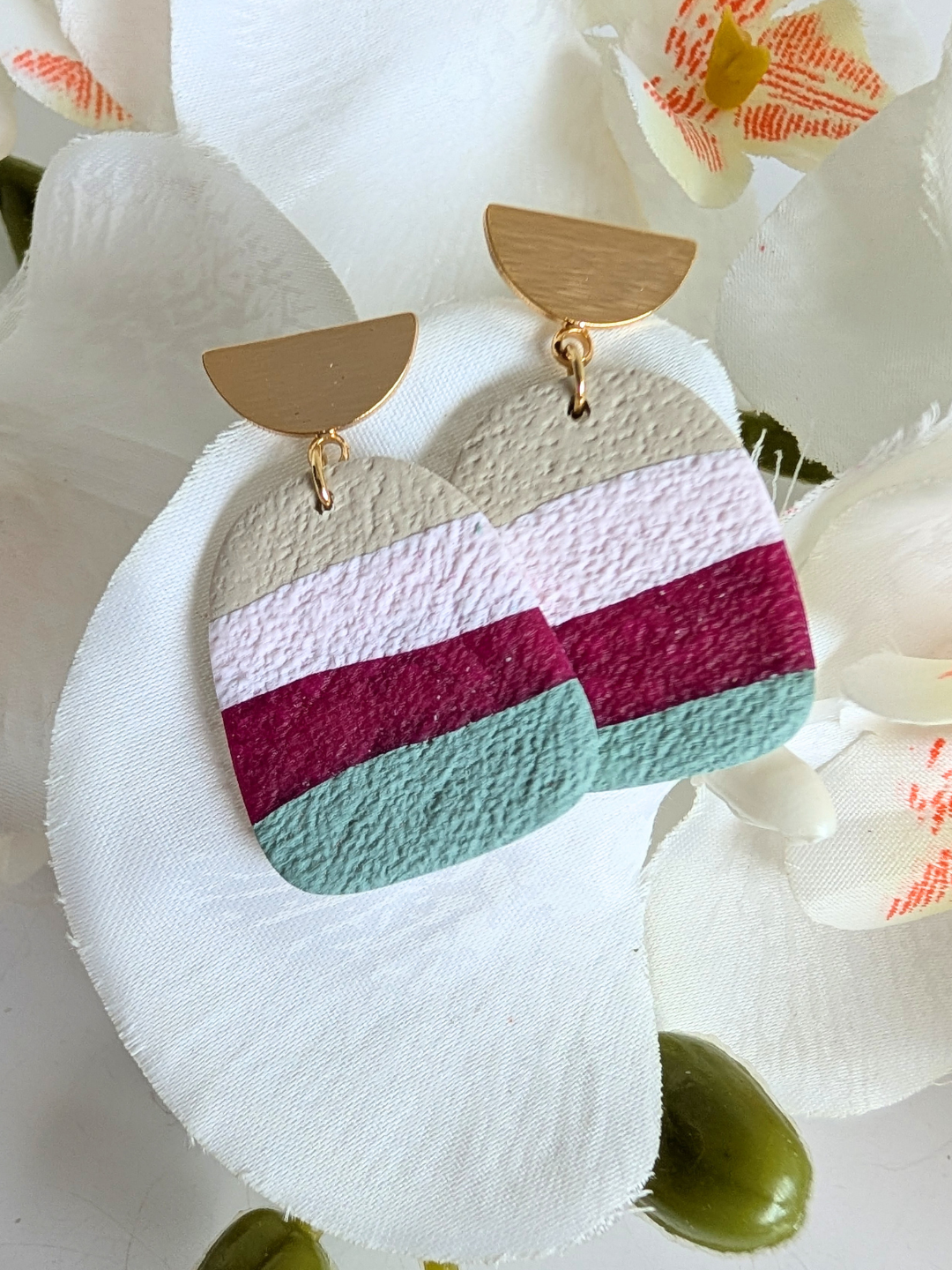 Earrings "Killa"  – Polymer Clay – Pre-Columbian Bohemian Jewelry in Pink, Green & Sand – Gold-Plated Brass and Steel – Petal or Arch