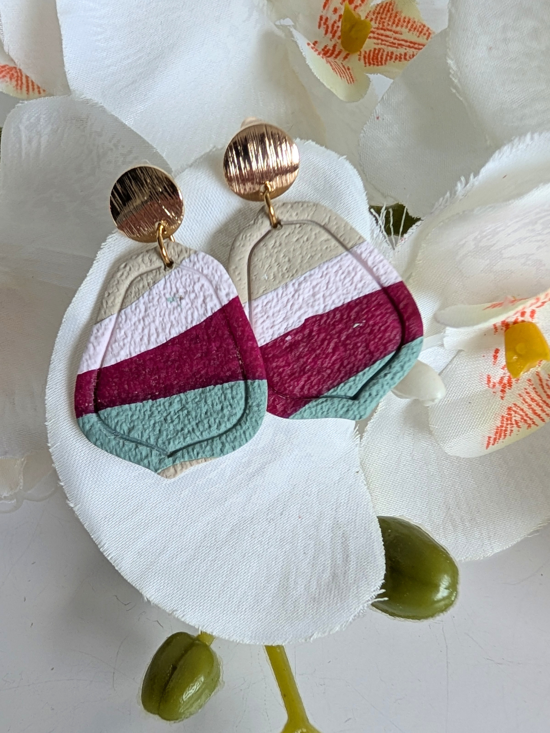 Earrings "Killa"  – Polymer Clay – Pre-Columbian Bohemian Jewelry in Pink, Green & Sand – Gold-Plated Brass and Steel – Petal or Arch