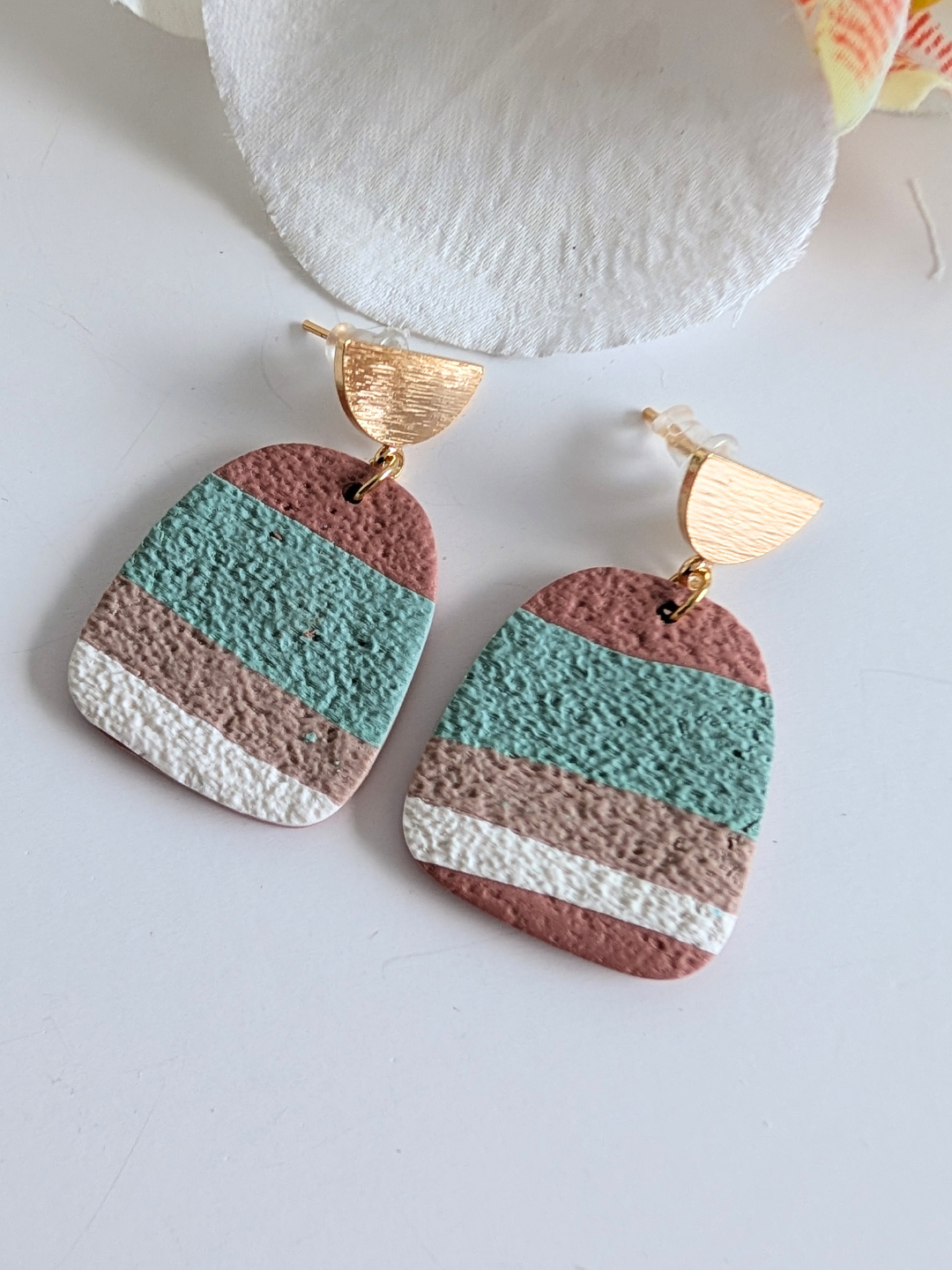Earrings "Killa" – Polymer Clay – Pre-Columbian Bohemian Jewelry in Green & Terracotta – Gold-Plated Brass and Steel – Petal or Arch