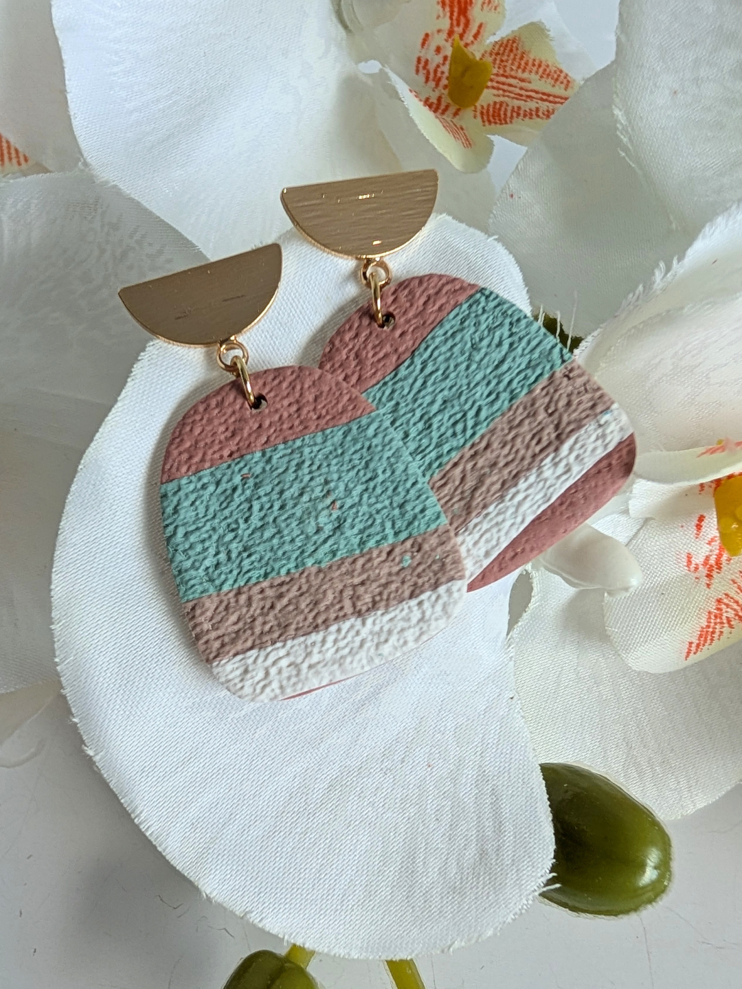 Earrings "Killa" – Polymer Clay – Pre-Columbian Bohemian Jewelry in Green & Terracotta – Gold-Plated Brass and Steel – Petal or Arch