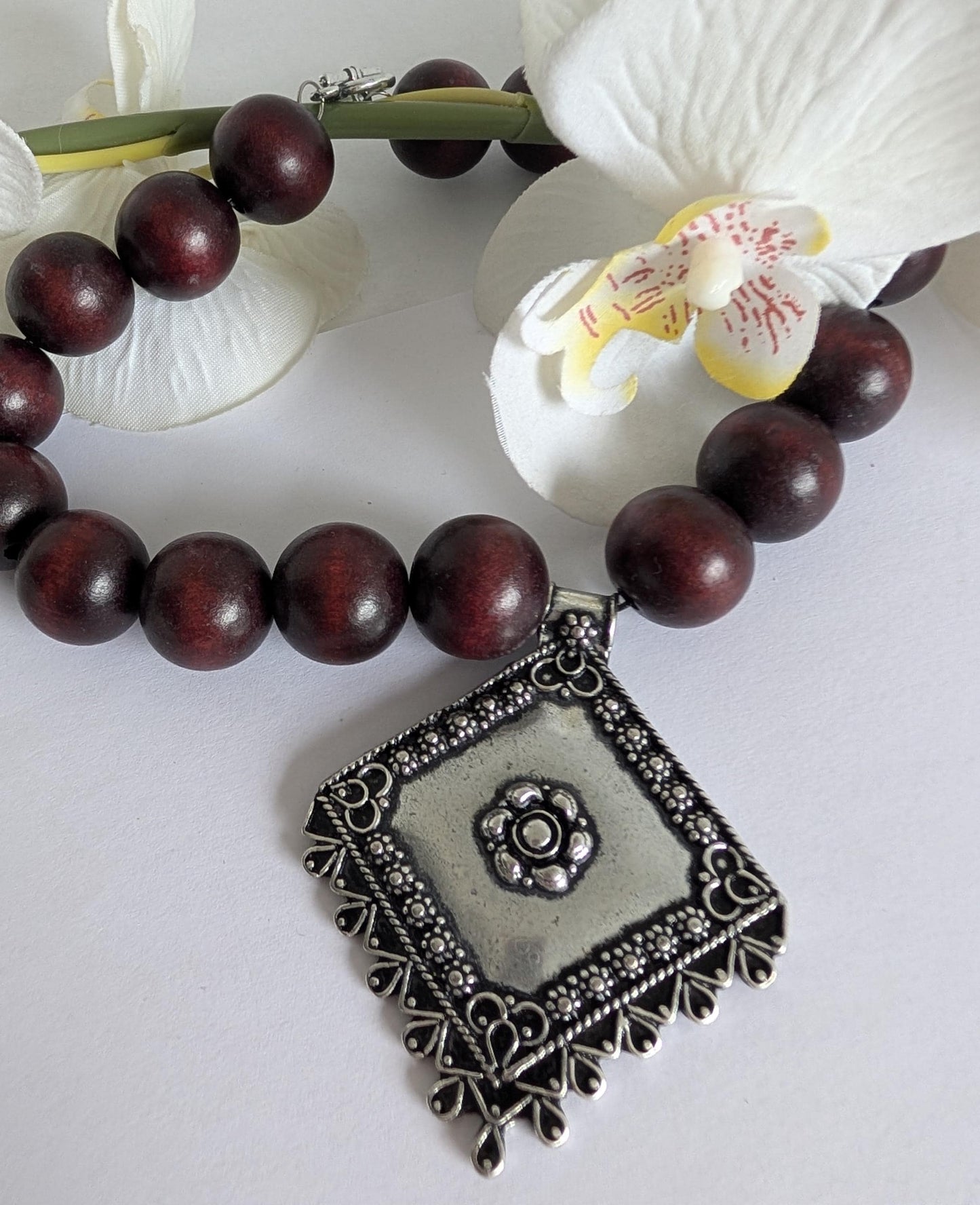 Short ethnic tribal necklace inspired by Mexican culture ‘La Paloma’ - Handmade - Wood and metal - T-shaped clasp