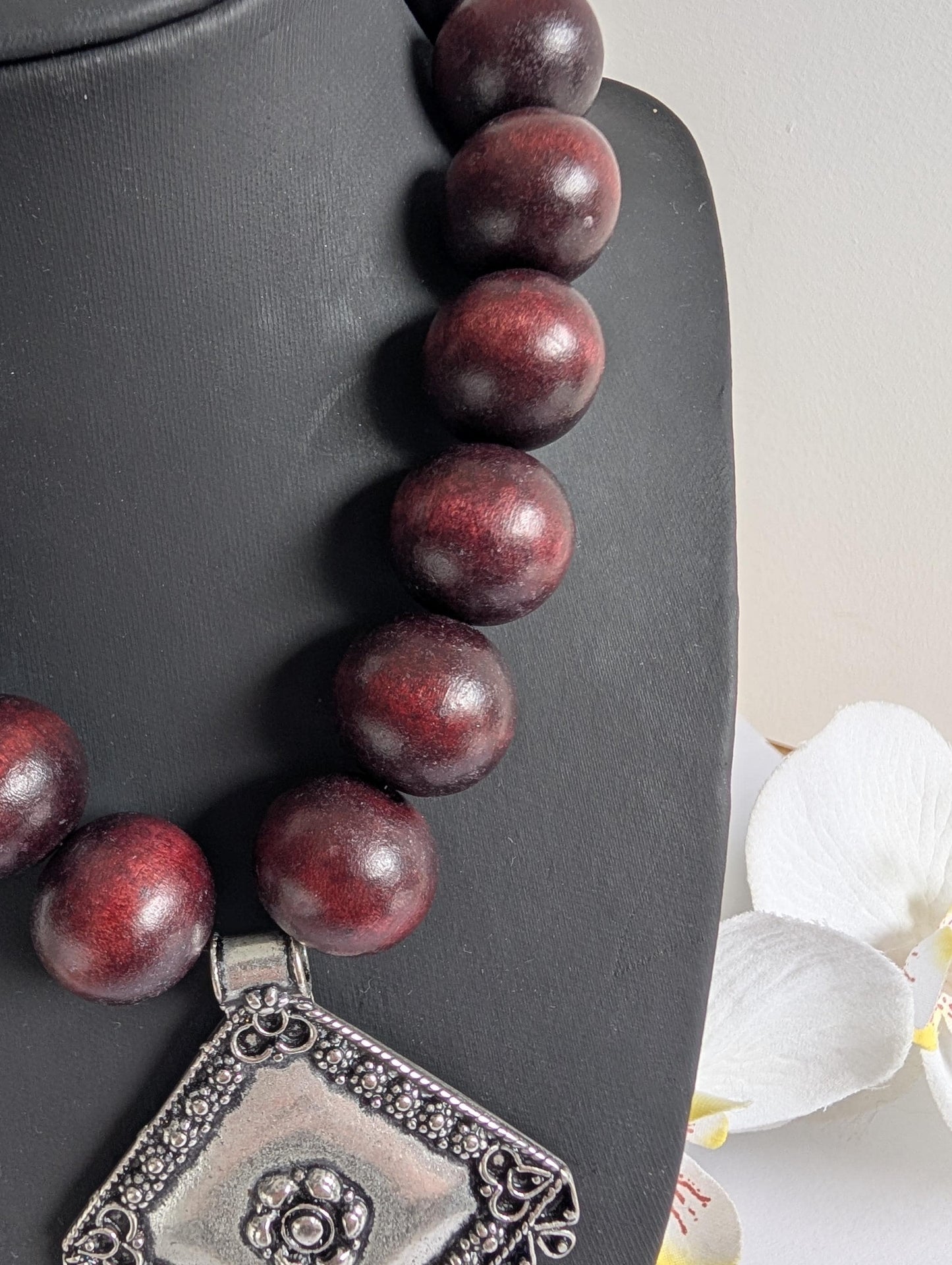 Short ethnic tribal necklace inspired by Mexican culture ‘La Paloma’ - Handmade - Wood and metal - T-shaped clasp