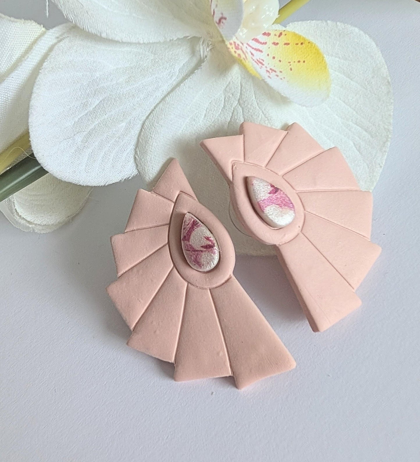 Inca tribal ‘Ch'aska’ earrings - Handmade - Polymer clay stud earrings - Stainless steel studs - Pink with floral insert