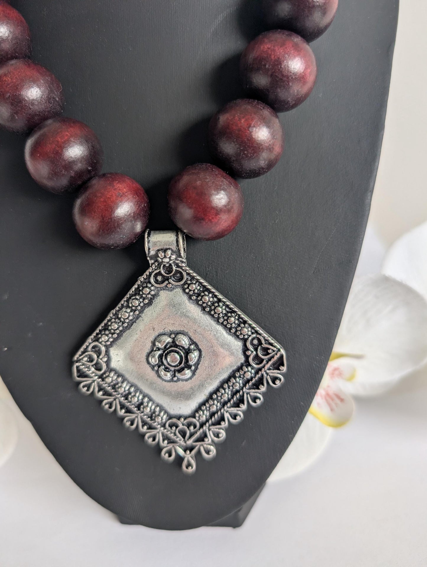 Short ethnic tribal necklace inspired by Mexican culture ‘La Paloma’ - Handmade - Wood and metal - T-shaped clasp