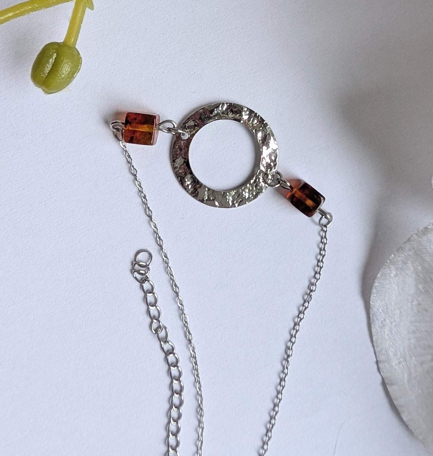 Handmade minimalist thin bracelet - Amber, brass and stainless steel - Approx. 21 cm wrist circumference - Extension chain