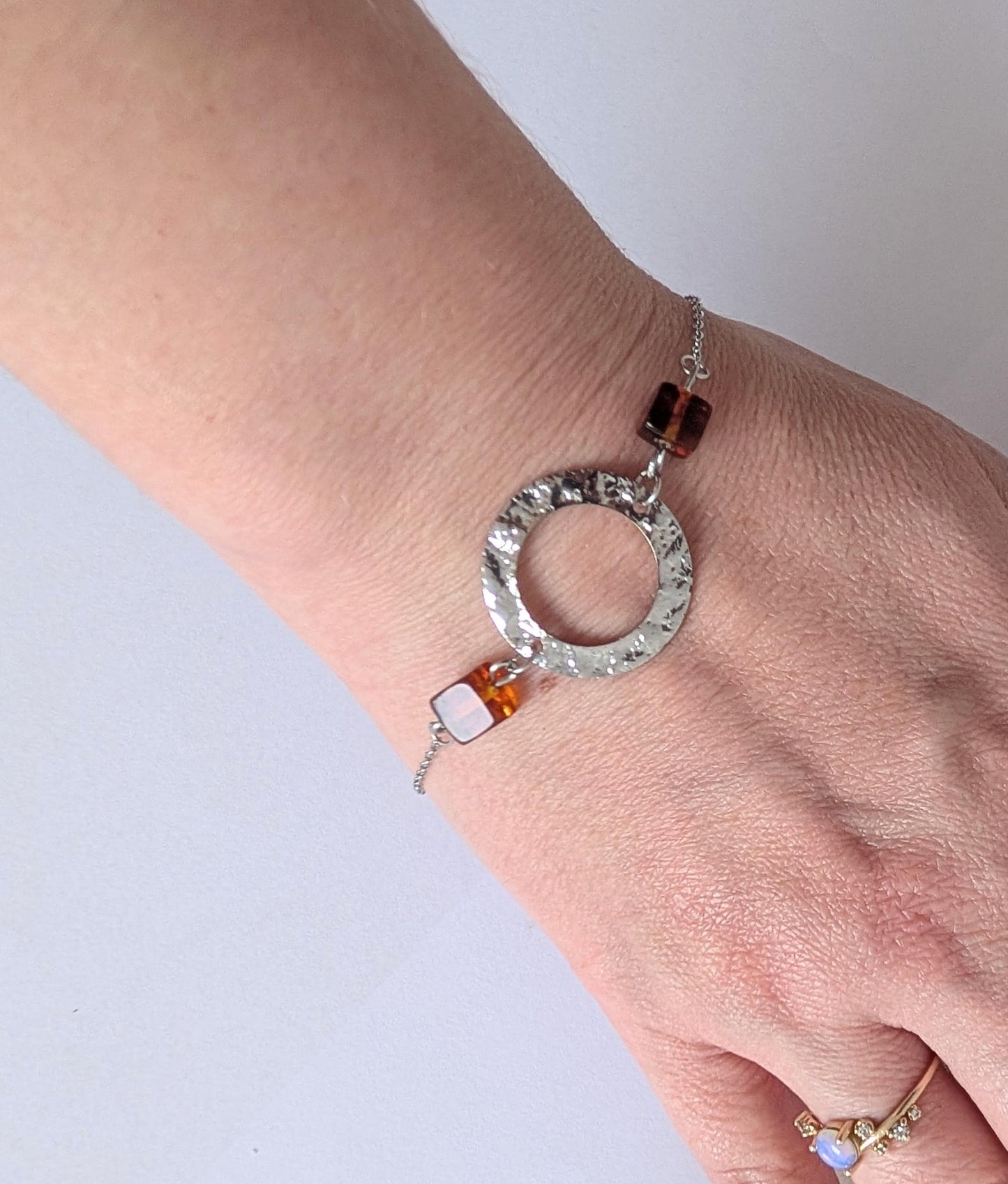 Handmade minimalist thin bracelet - Amber, brass and stainless steel - Approx. 21 cm wrist circumference - Extension chain