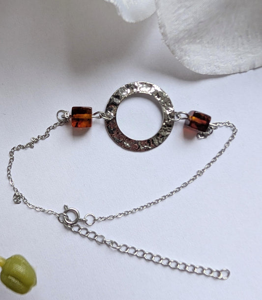 Bracelet argenté avec connecteur martelé et perles d’ambre