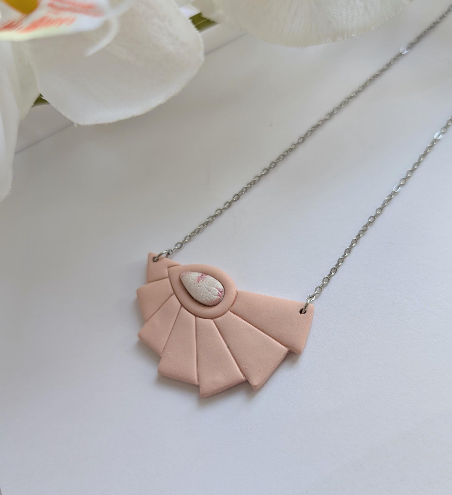 Short Art Deco necklace - Handmade - Polymer clay and surgical steel - Floral motif - Pink - Approx. 45 cm neck circumference