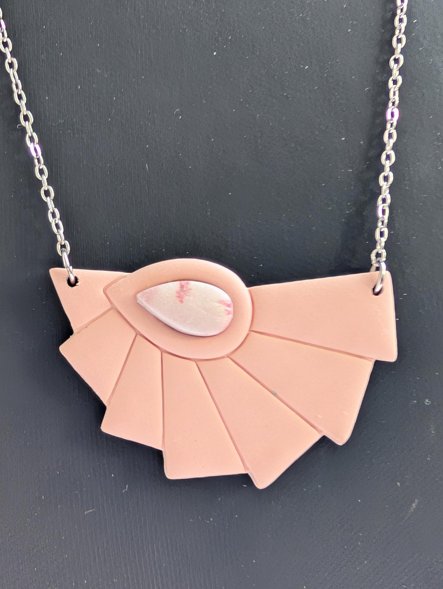 Short Art Deco necklace - Handmade - Polymer clay and surgical steel - Floral motif - Pink - Approx. 45 cm neck circumference