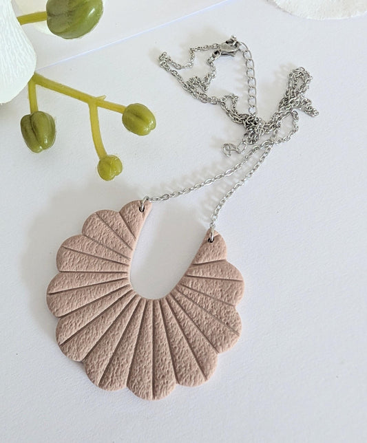 Collier art déco en pâte polymère en forme d’éventail