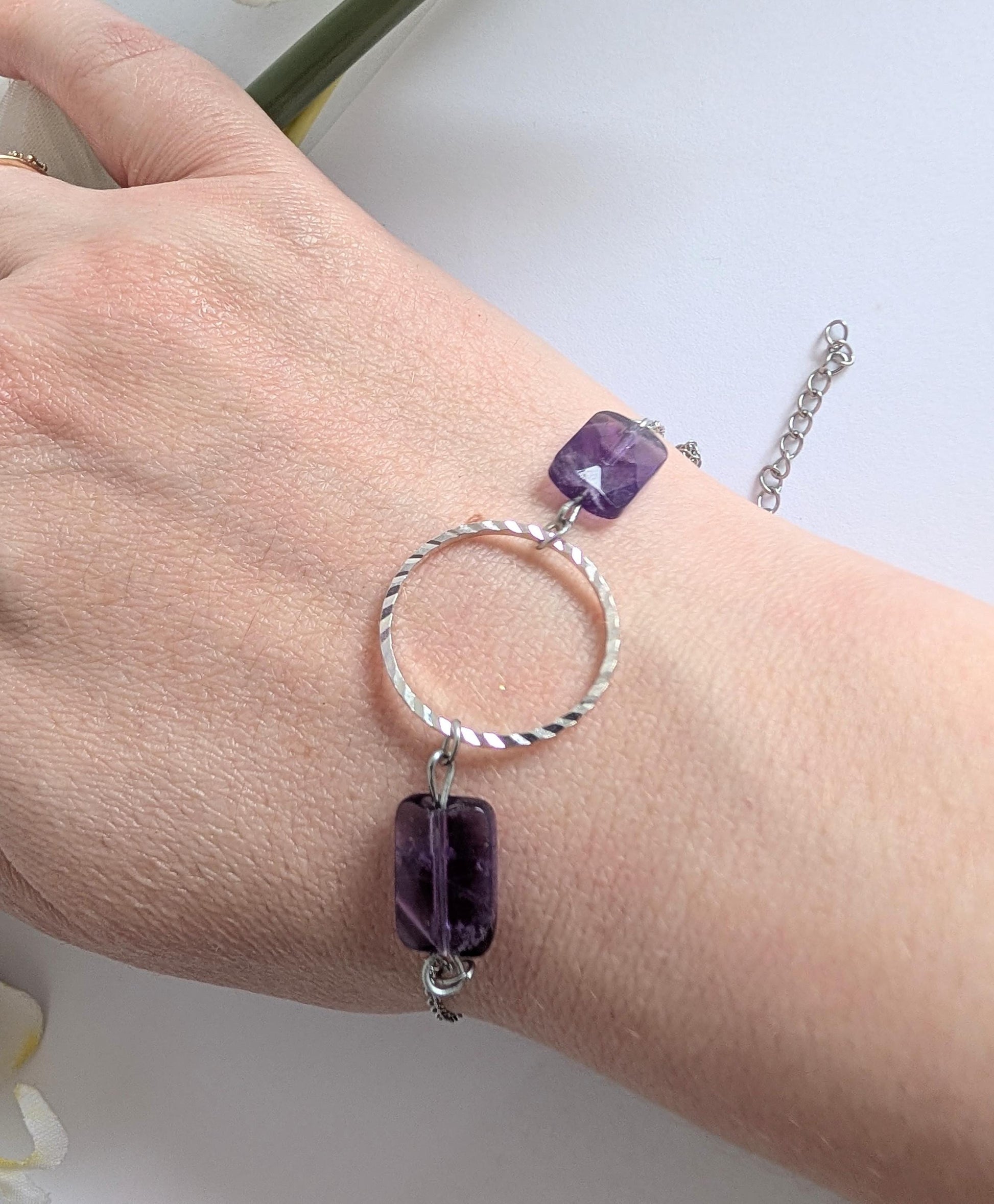 Bracelet argenté avec connecteur rond ciselé et perles rectangulaires facettées en améthyste