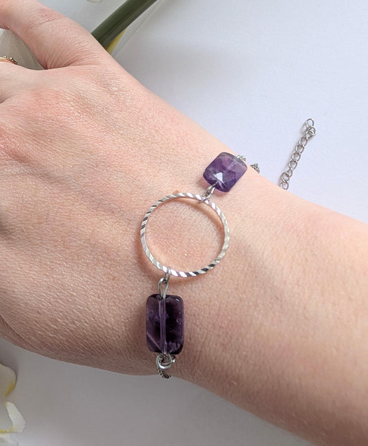 Bracelet argenté avec connecteur rond ciselé et perles rectangulaires facettées en améthyste