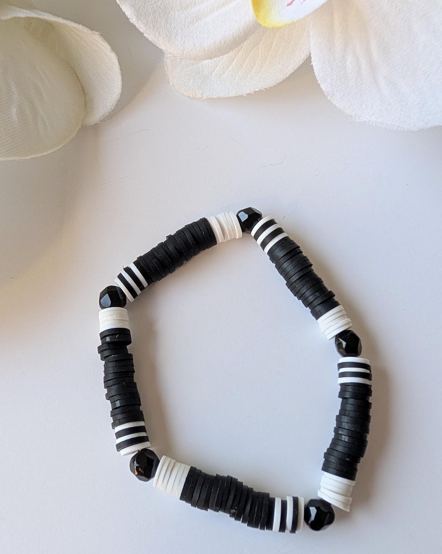 Bracelet for men - Black and white – Polymer clay Heishi bead & faceted Czech glass – Ethnic and minimalist style – About 18 cm