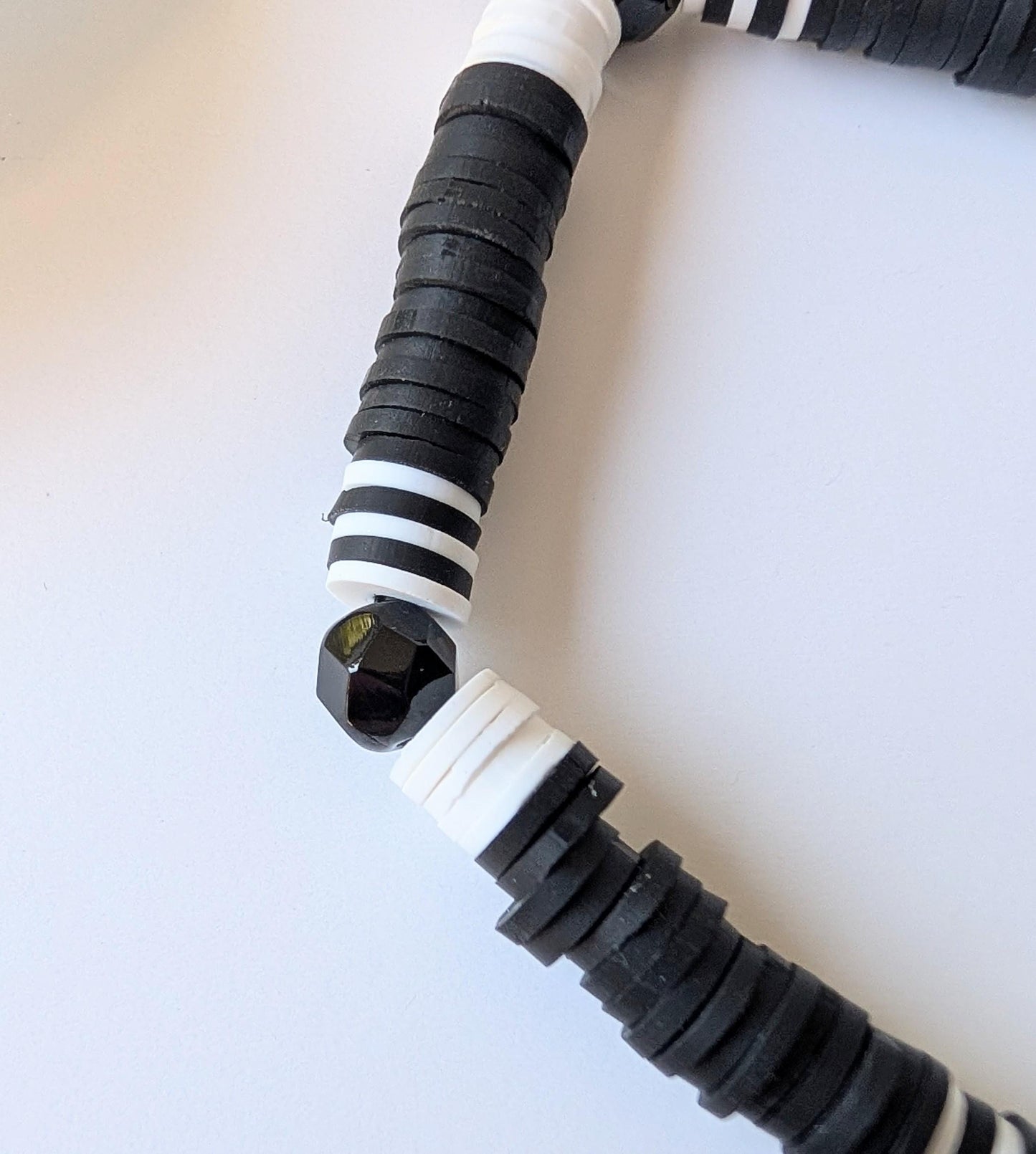 Bracelet for men - Black and white – Polymer clay Heishi bead & faceted Czech glass – Ethnic and minimalist style – About 18 cm