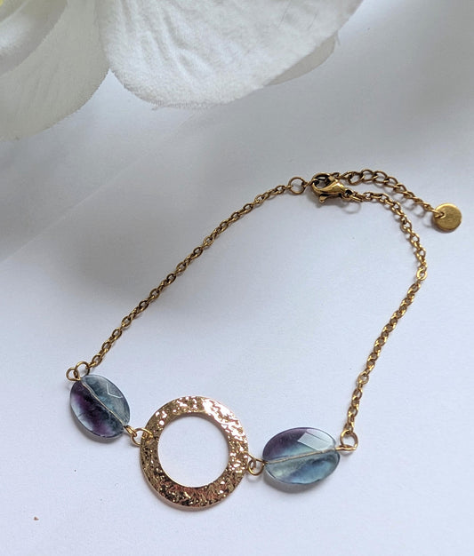 Bracelet doré avec perles ovales en fluorite et anneau martelé