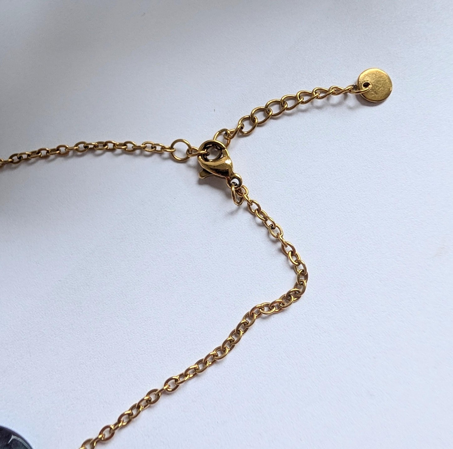 Handmade minimalist thin bracelet - Fluorite, brass and stainless steel - Approx. 21 cm wrist circumference - With extension chain