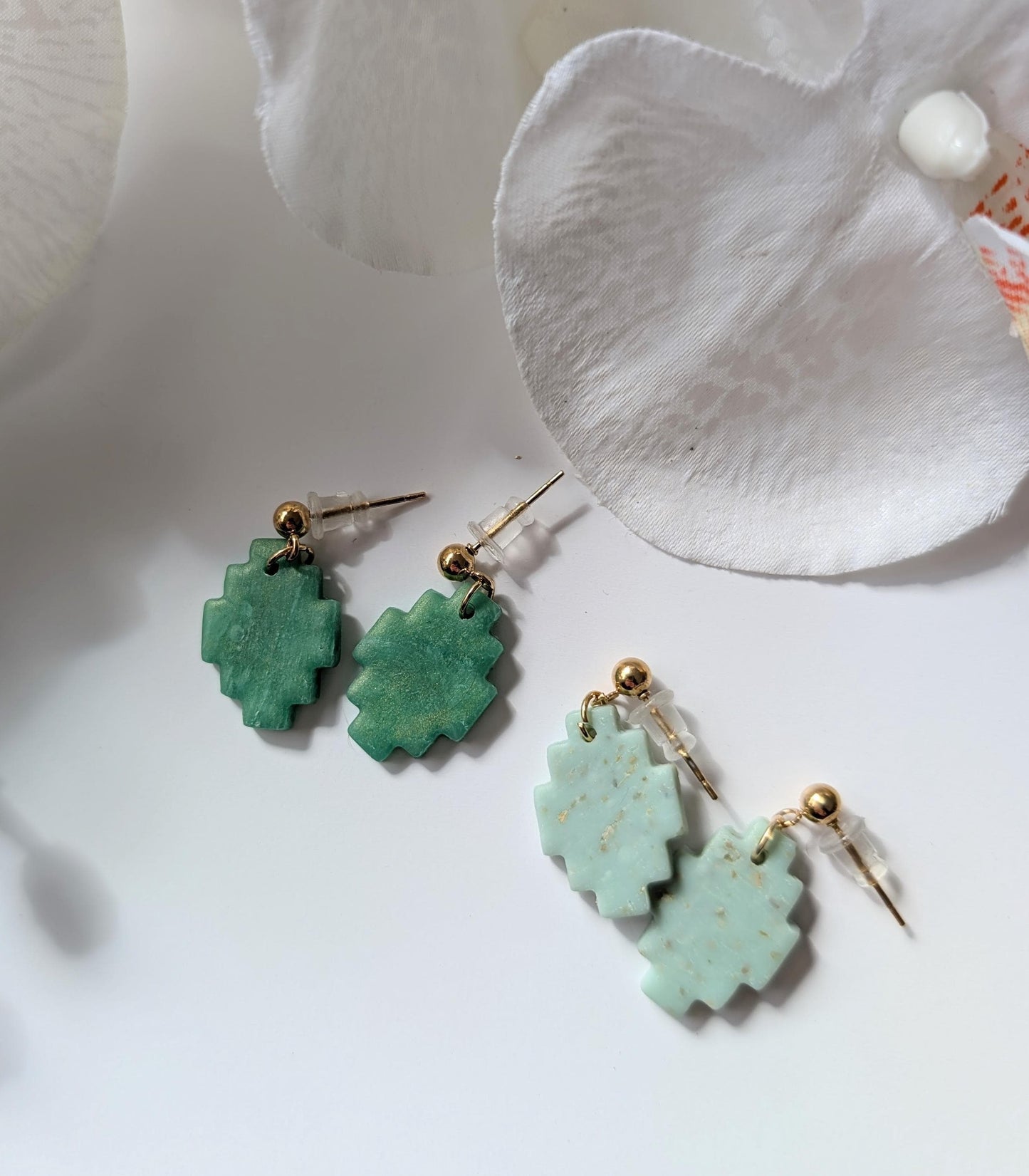 2 paires de Boucles d’oreilles croix ethniques vertes