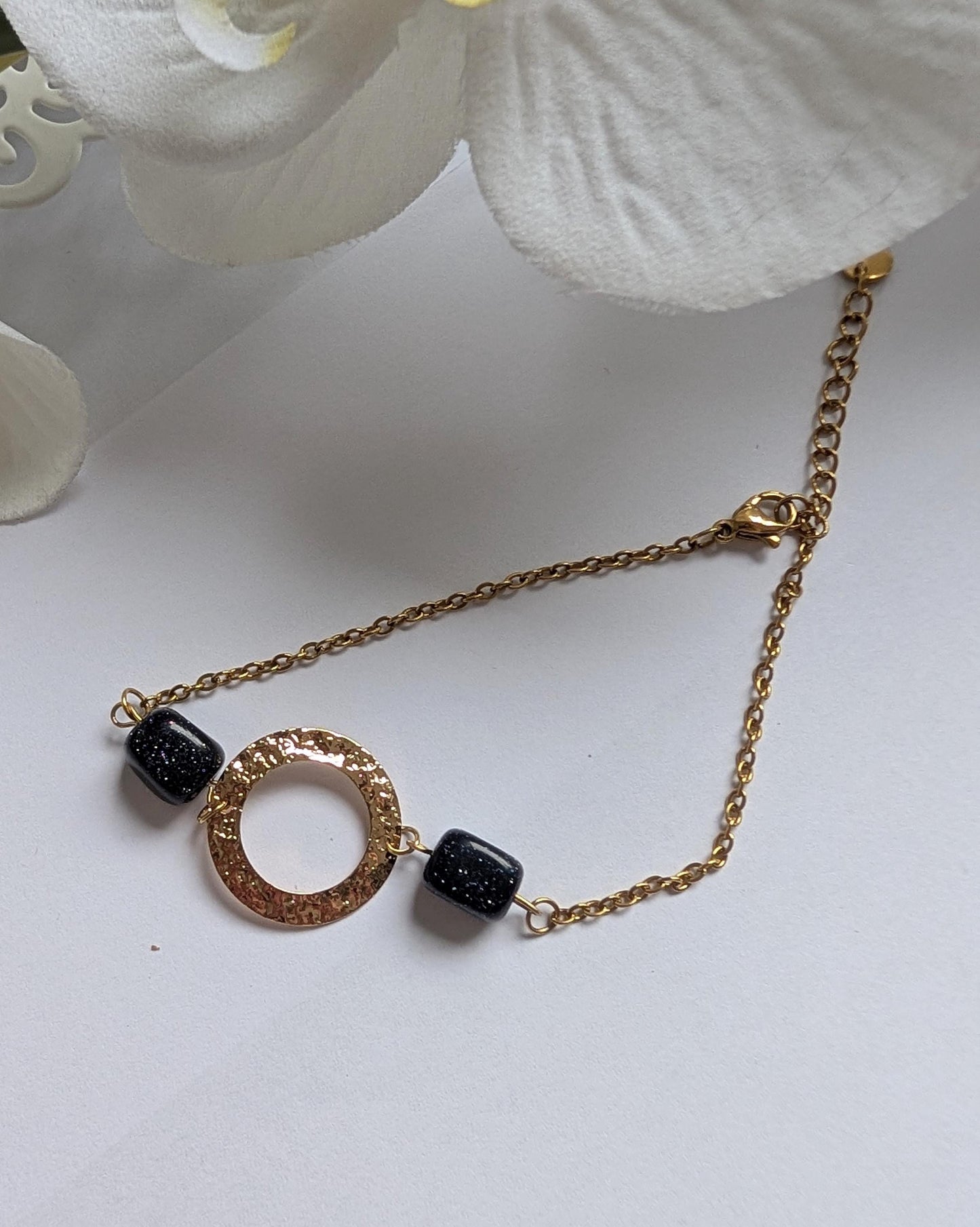 Handmade minimalist thin bracelet - Goldstone, brass and stainless steel - Approx. 19,5 cm wrist circumference - With extension chain