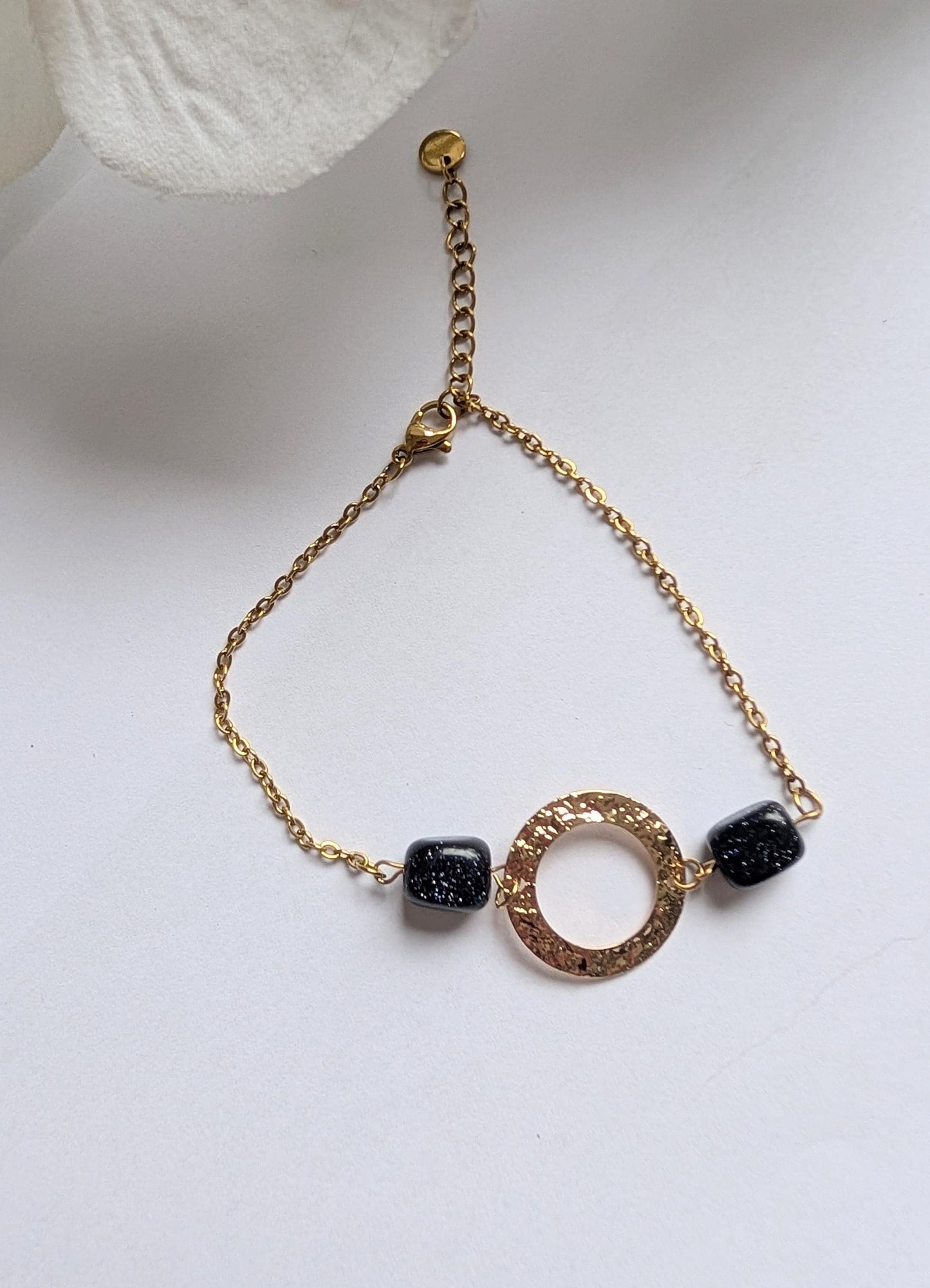 Bracelet doré avec connecteur martelé et perles de goldstone bleu