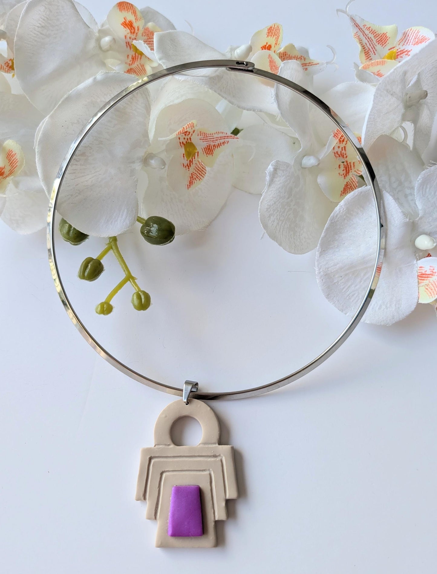 Collier minimaliste avec pendentif en pâte polymère