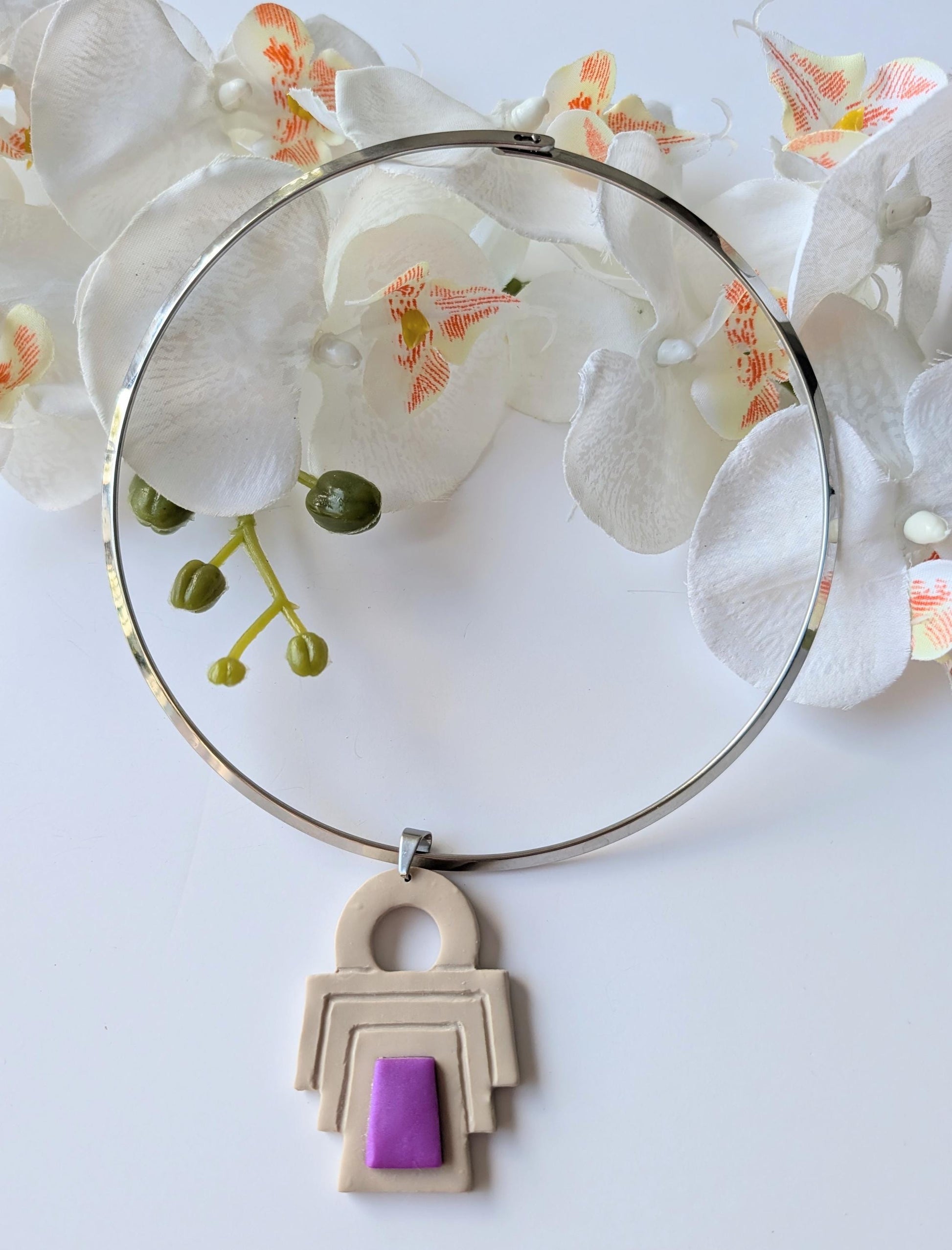 Collier minimaliste avec pendentif en pâte polymère
