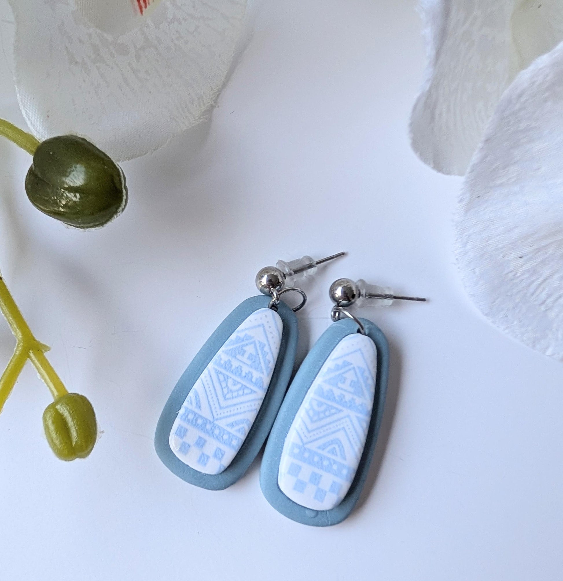 Boucles d’oreilles motifs aztèques bleu layette