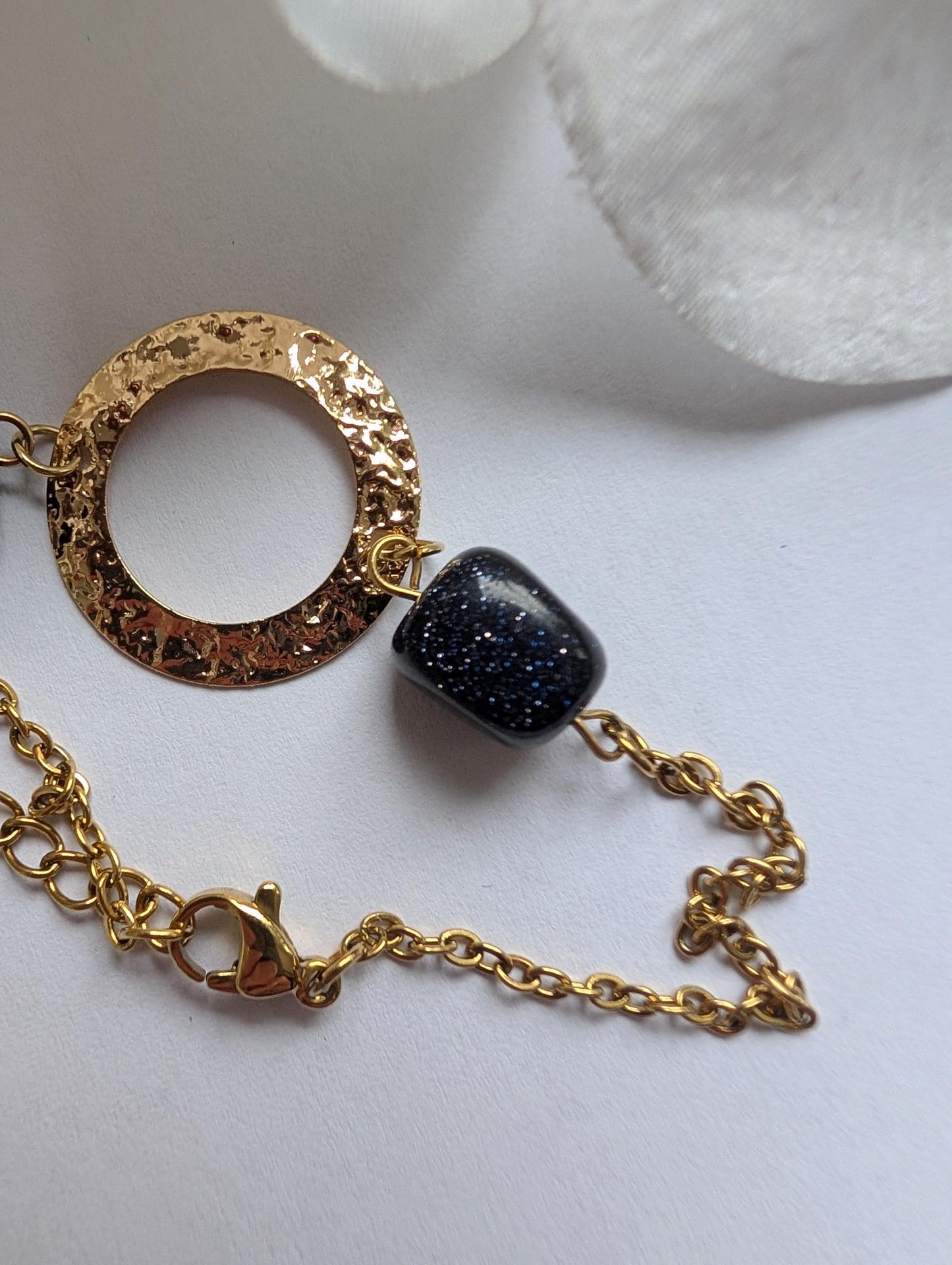 Handmade minimalist thin bracelet - Goldstone, brass and stainless steel - Approx. 19,5 cm wrist circumference - With extension chain