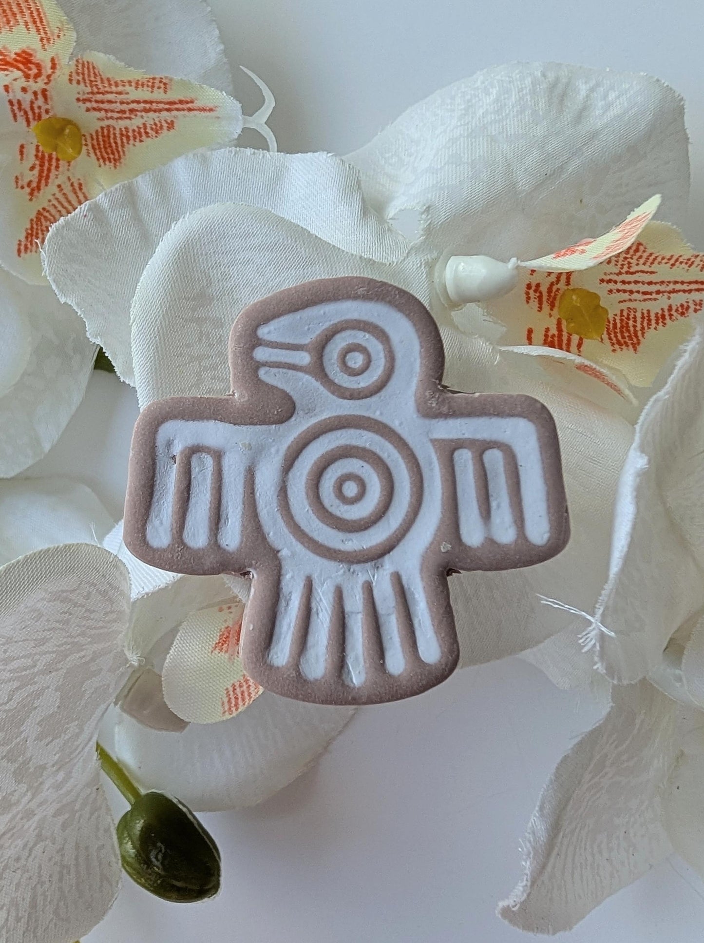 Tribal brooch - Handmade - Tribal bird - Aztec style - Polymer clay and metal - Nickel free - Rosewood & white