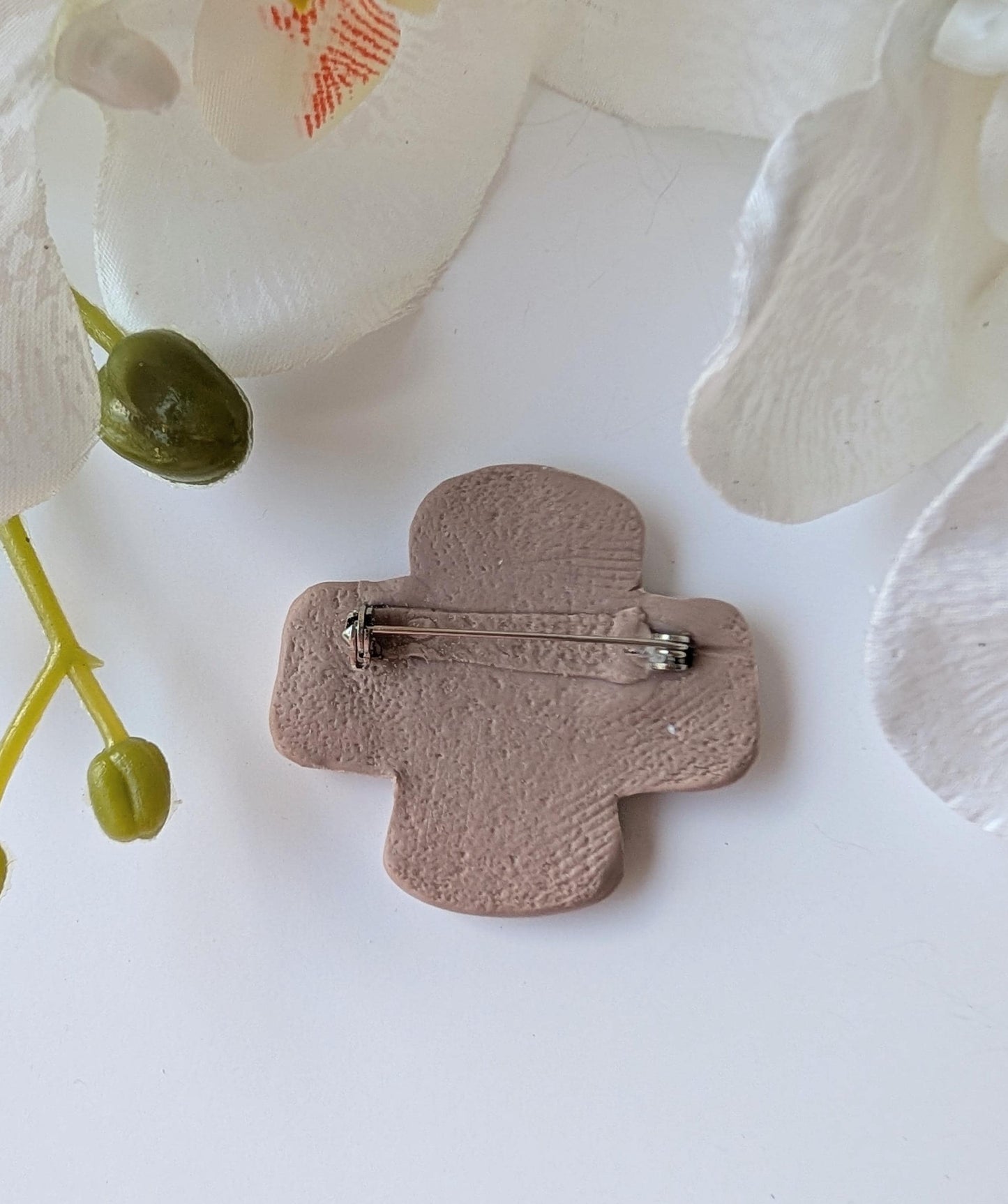 Tribal brooch - Handmade - Tribal bird - Aztec style - Polymer clay and metal - Nickel free - Rosewood & white