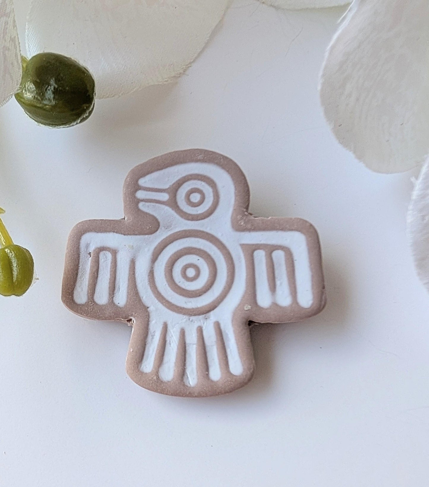 Tribal brooch - Handmade - Tribal bird - Aztec style - Polymer clay and metal - Nickel free - Rosewood & white