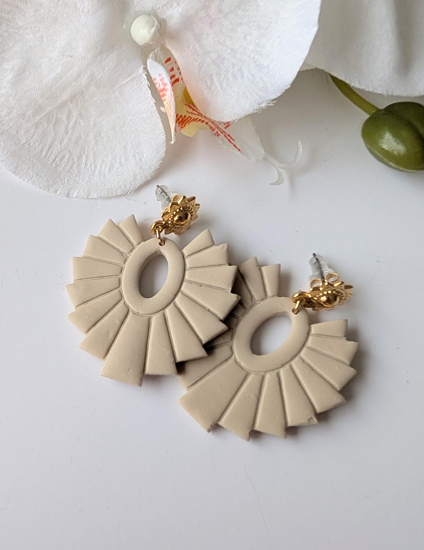Drop earrings  - Pre-Columbian style - Polymer clay & zamac - Sun-shaped studs in gold or silver - Nickel-Free - Sand