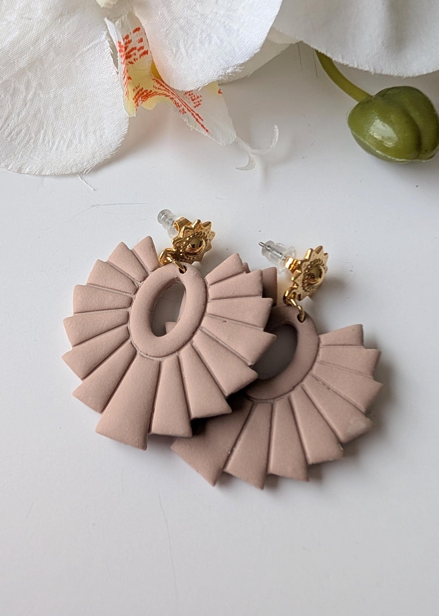 Drop earrings  - Pre-Columbian style - Polymer clay & zamac - Sun-shaped studs in gold - Nickel-Free - Rosewood