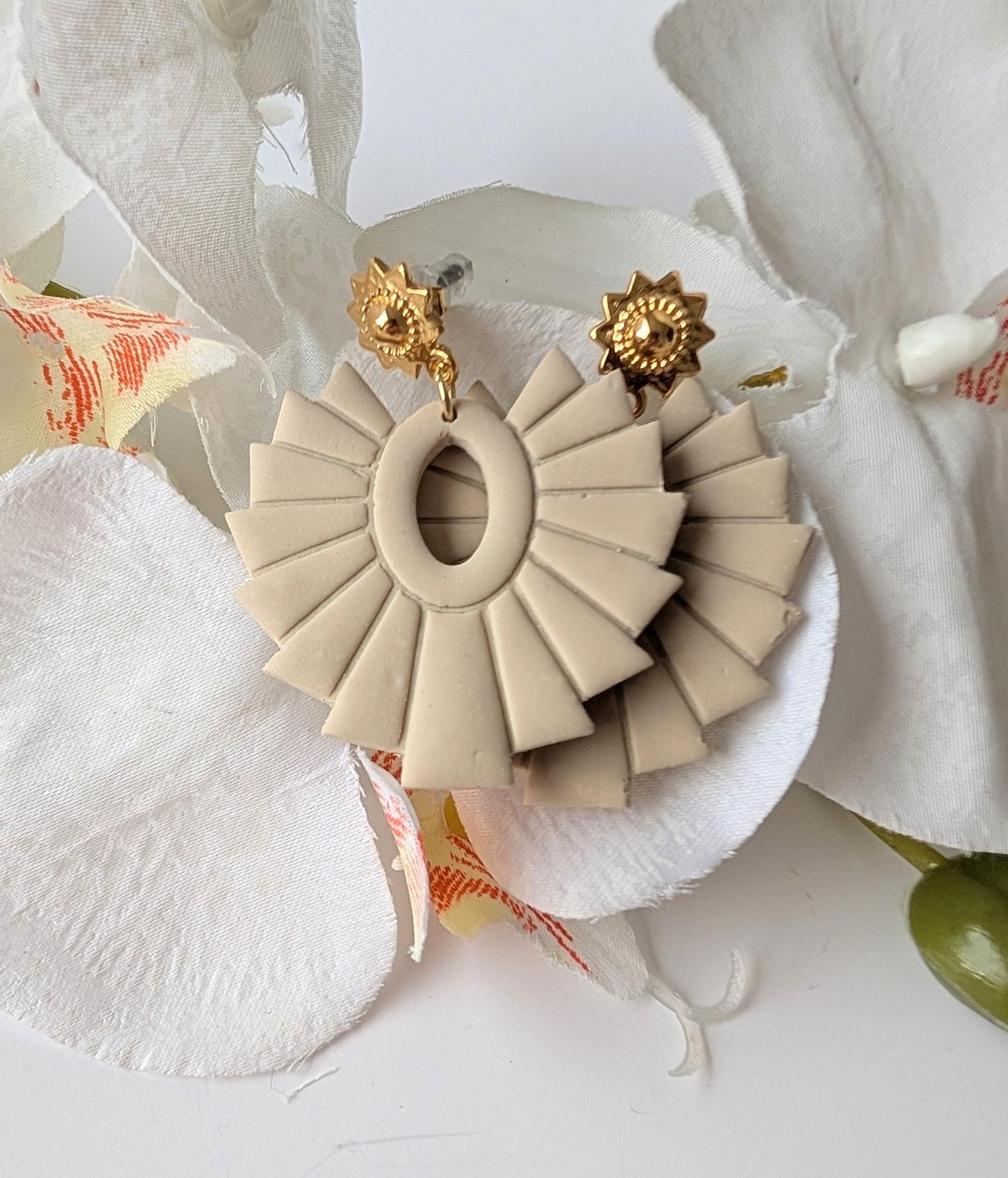 Drop earrings  - Pre-Columbian style - Polymer clay & zamac - Sun-shaped studs in gold or silver - Nickel-Free - Sand