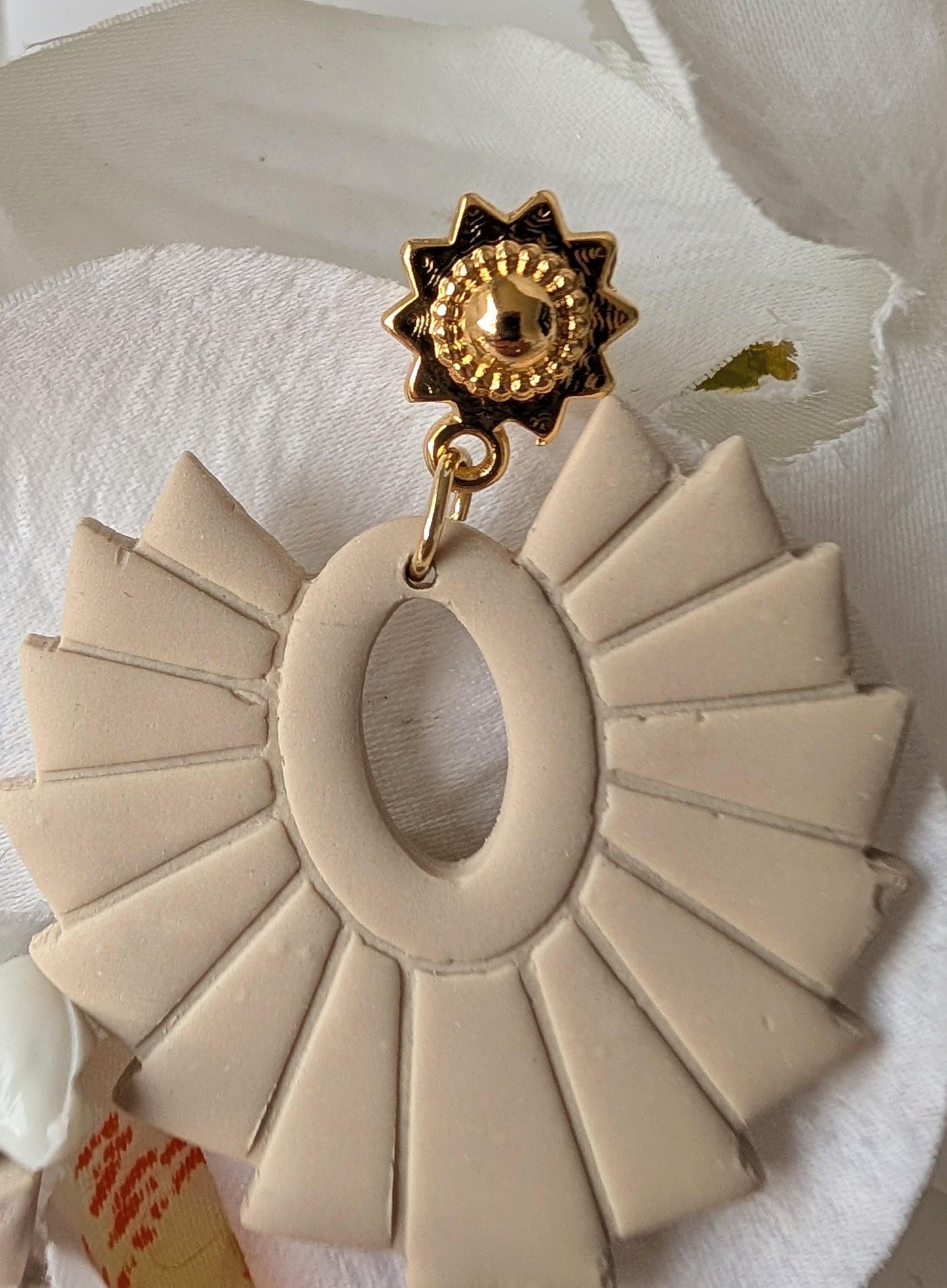 Drop earrings  - Pre-Columbian style - Polymer clay & zamac - Sun-shaped studs in gold or silver - Nickel-Free - Sand