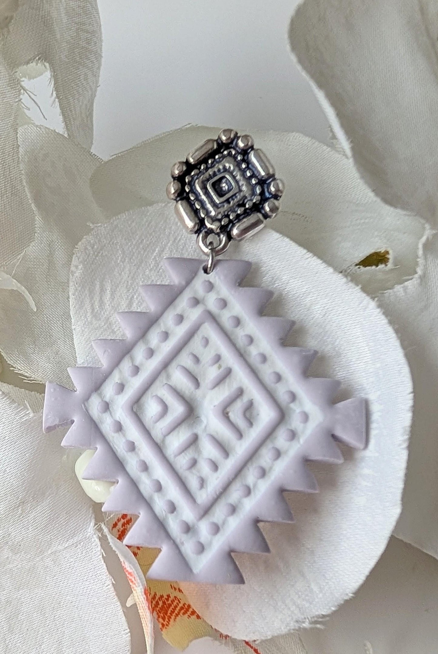 Statement drop earrings - Aztec style - Polymer clay and zamac - Lead, nickel and cadmium-free - Matte lilac