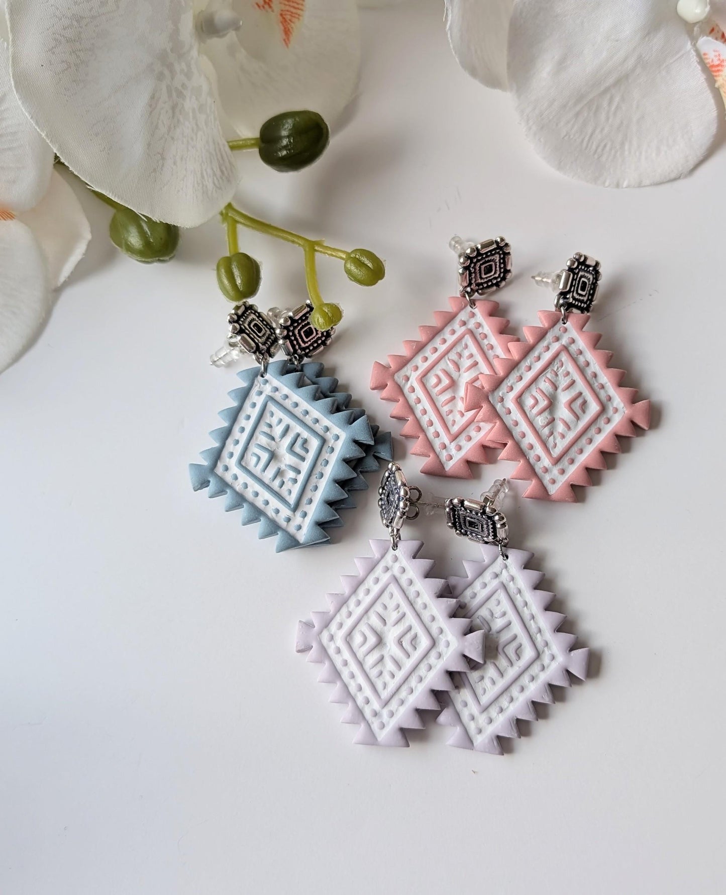Statement drop earrings - Aztec style - Polymer clay and zamac - Lead, nickel and cadmium-free - Matte lilac