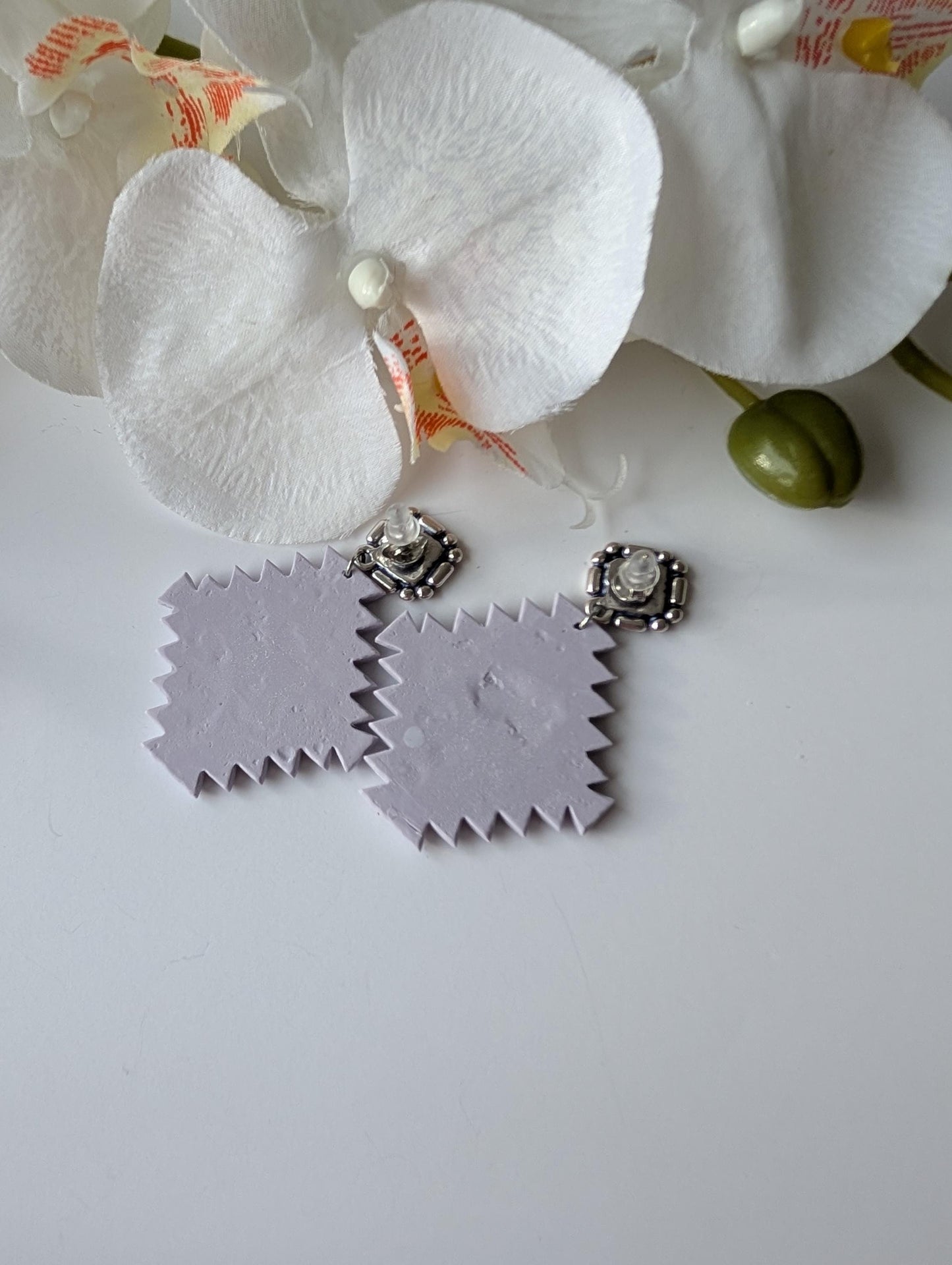 Statement drop earrings - Aztec style - Polymer clay and zamac - Lead, nickel and cadmium-free - Matte lilac