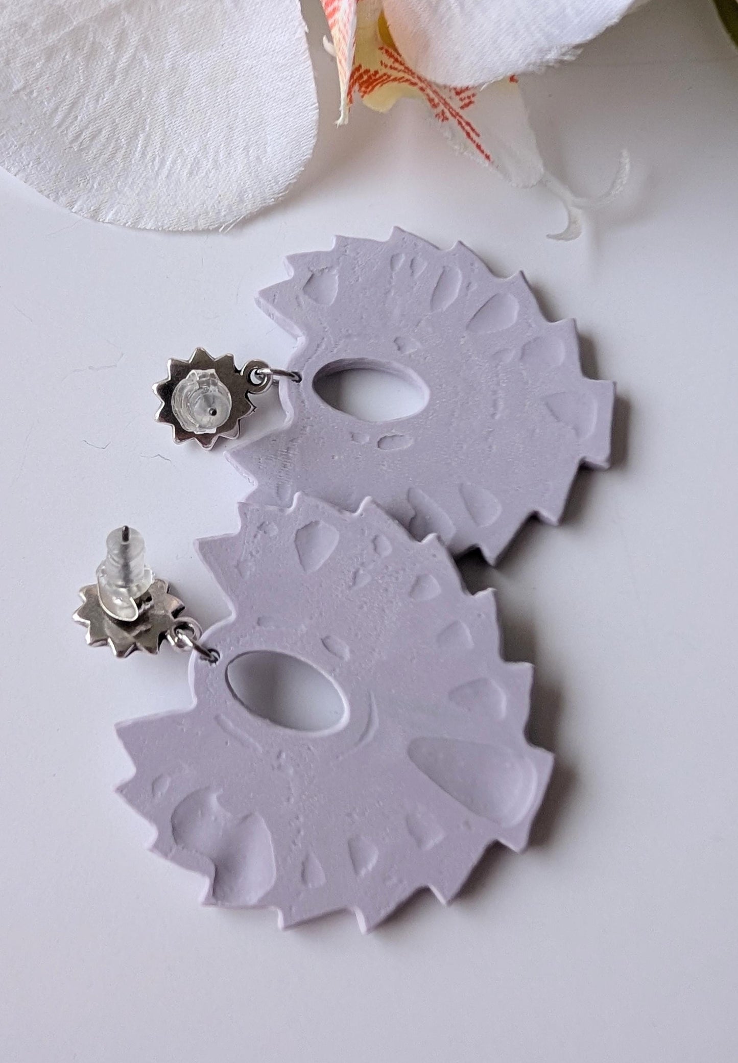 Drop earrings  - Pre-Columbian style - Polymer clay & zamac - Sun-shaped studs in silver - Nickel-Free - Lilac
