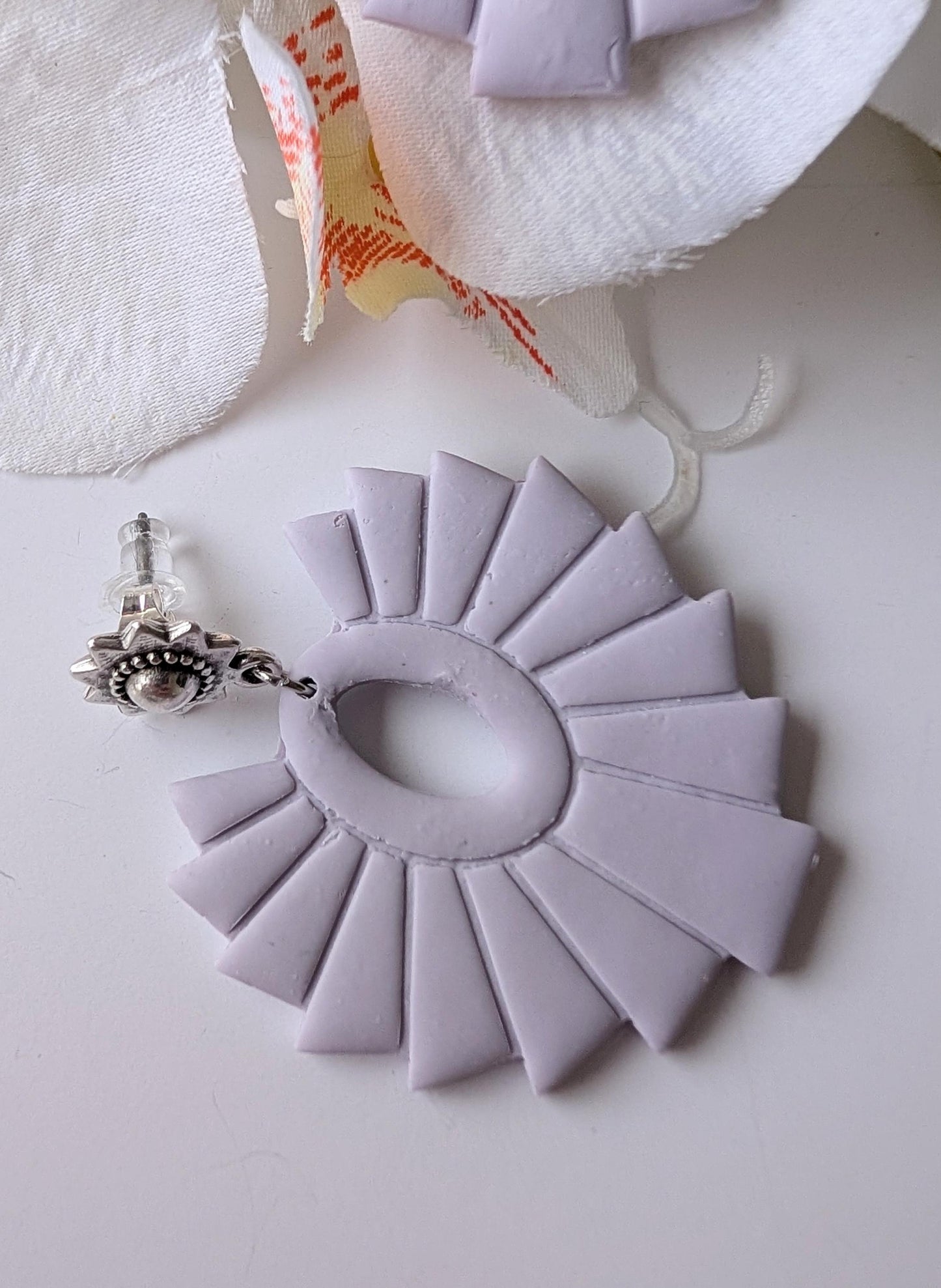 Drop earrings  - Pre-Columbian style - Polymer clay & zamac - Sun-shaped studs in silver - Nickel-Free - Lilac