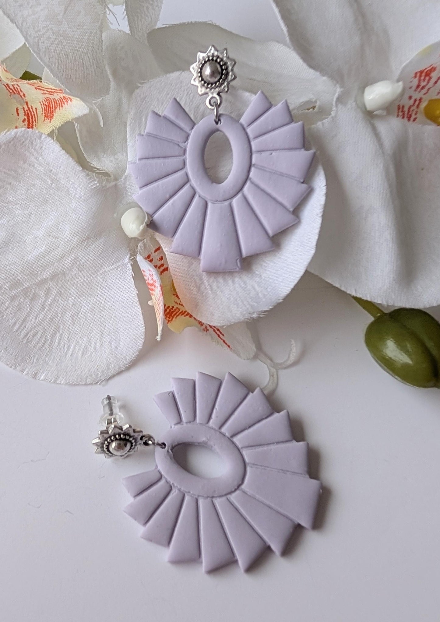 Boucles d’oreilles ethniques et solaires lilas mat