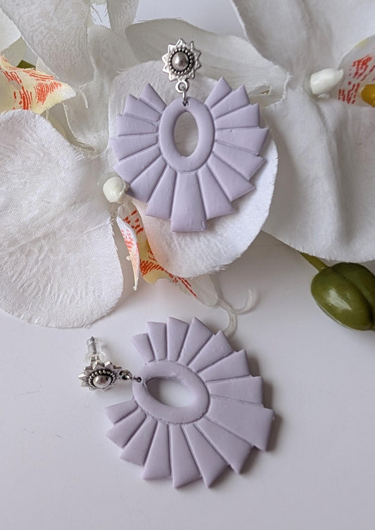 Boucles d’oreilles ethniques et solaires lilas mat