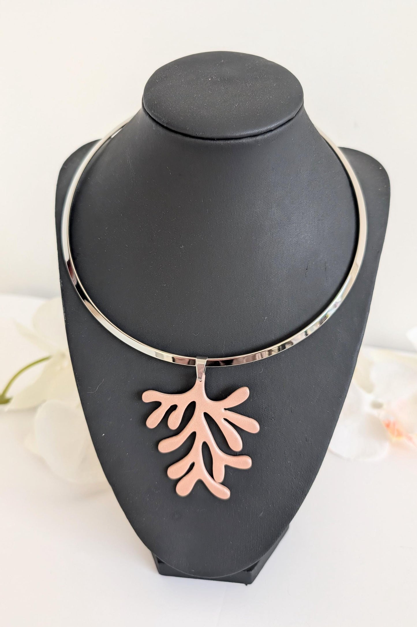 Collier torque avec pendentif corail rose poudré 