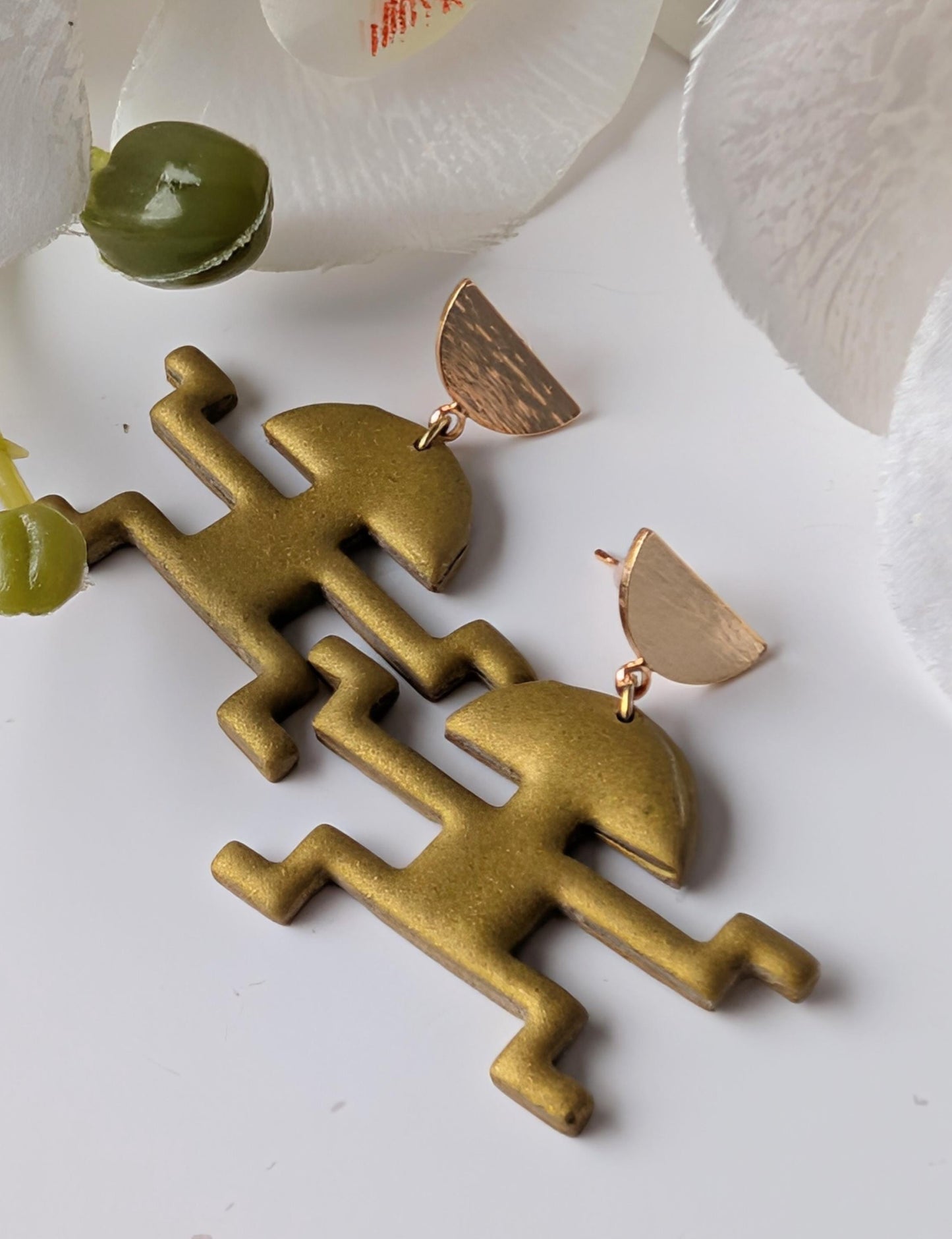 Pre-Columbian earrings - Stylized figurines - Antique gold polymer clay - Brass and gold-platted stainless steel studs - 4 cm